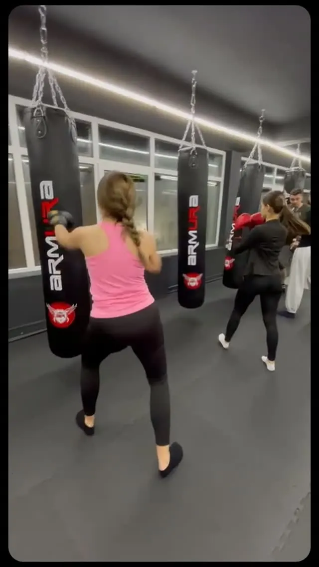 Antrenament la sacul de box în grupa pentru femei