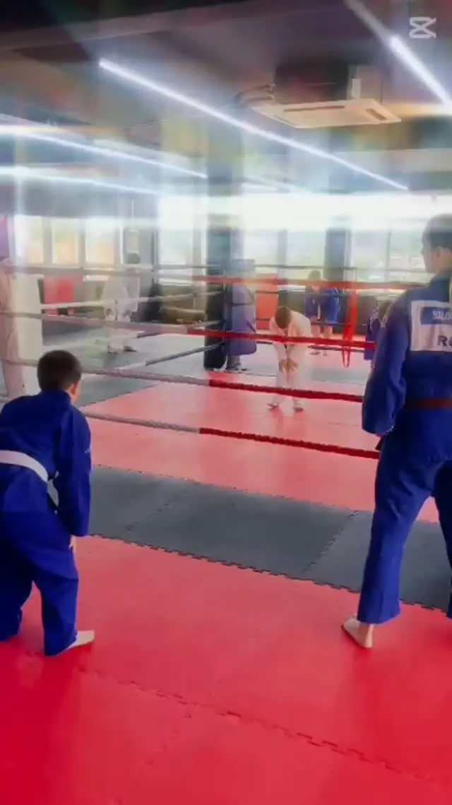 Copii la antrenamentul de judo, pe tatami, la FITX