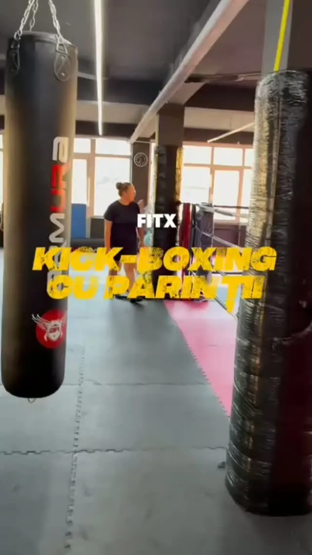 Părinți și copii la antrenamentul Kick-box Family
