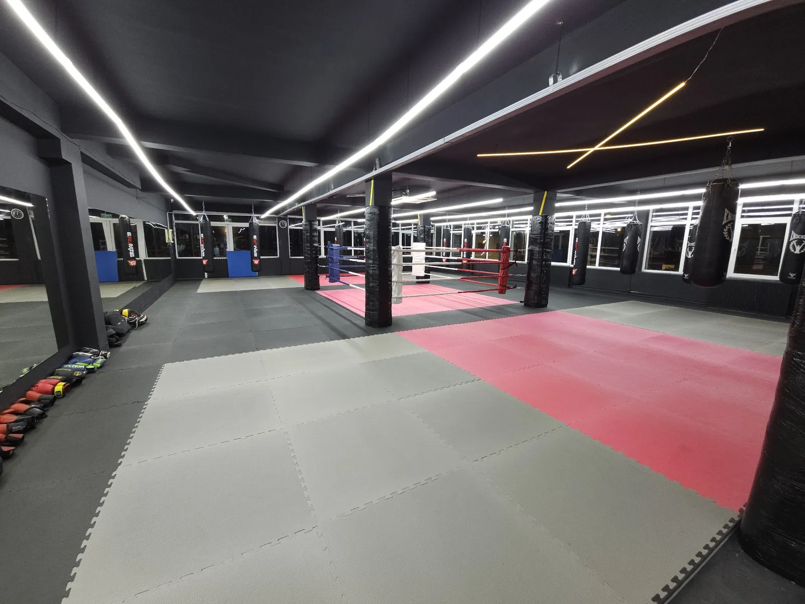 Zona cu oglinzi și tatami din sala FITX, folosită și pentru dans