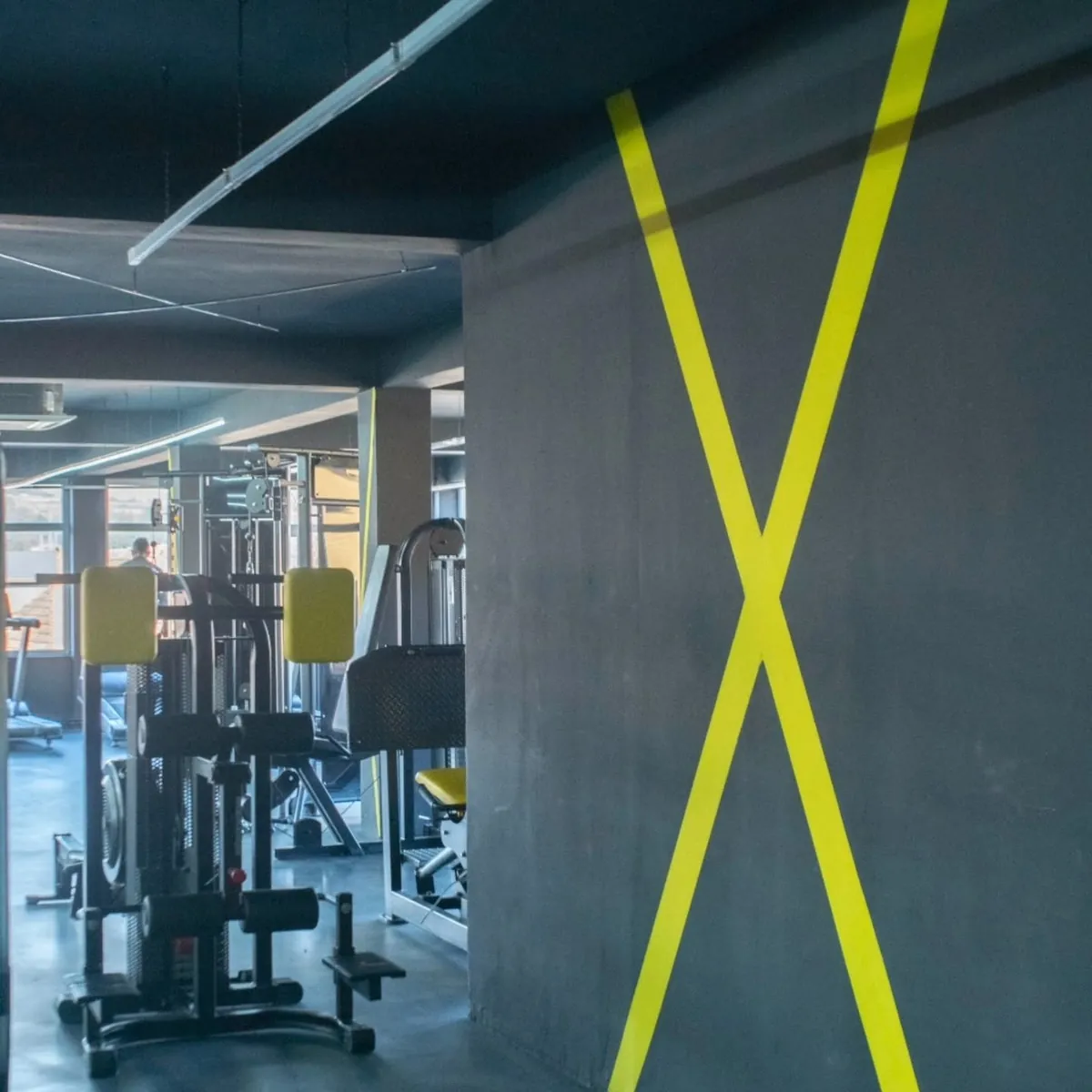 Stâlp cu X-ul galben FITX lângă zona de aparate
