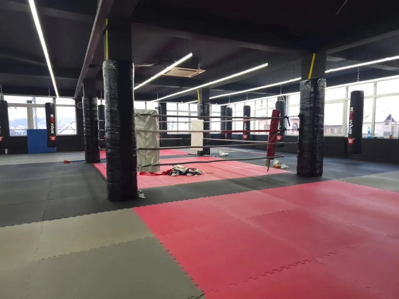 Tatami roșu și saci pe stâlpi